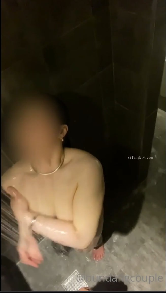 偷窥学妹在看片自慰 携枪直入侵犯嫩穴 瞬间滚烫裹住 骑乘索精爆刺蜜壶 高潮激射 樱花小猫